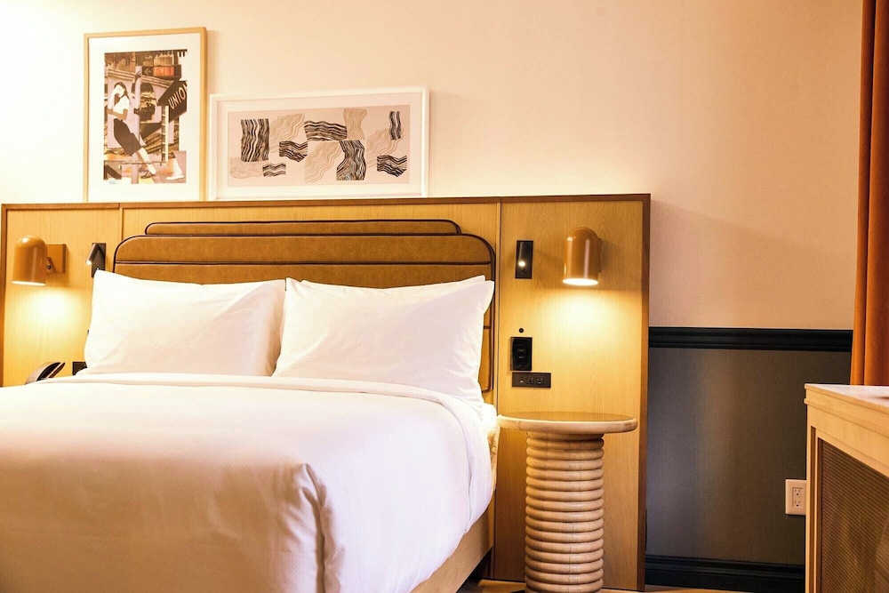 Room, 1 Queen Bed (Swanky Queen) - Photo 3