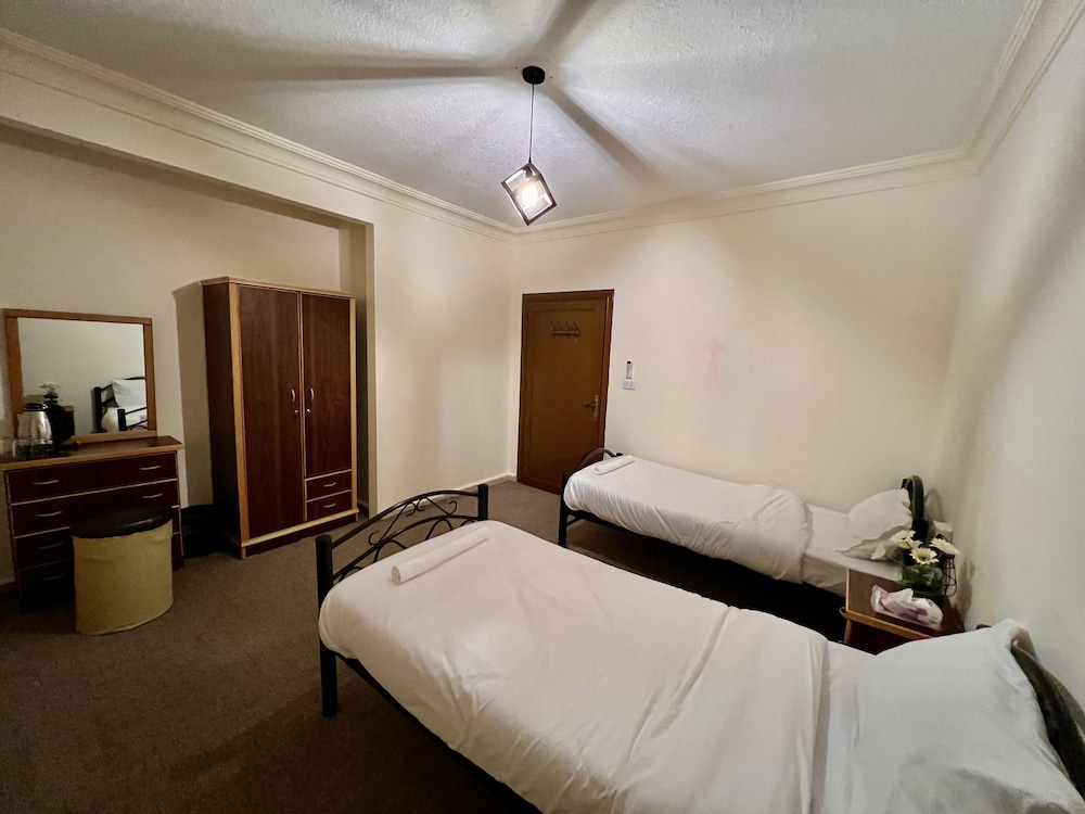 Standard Twin Room - Photo 4
