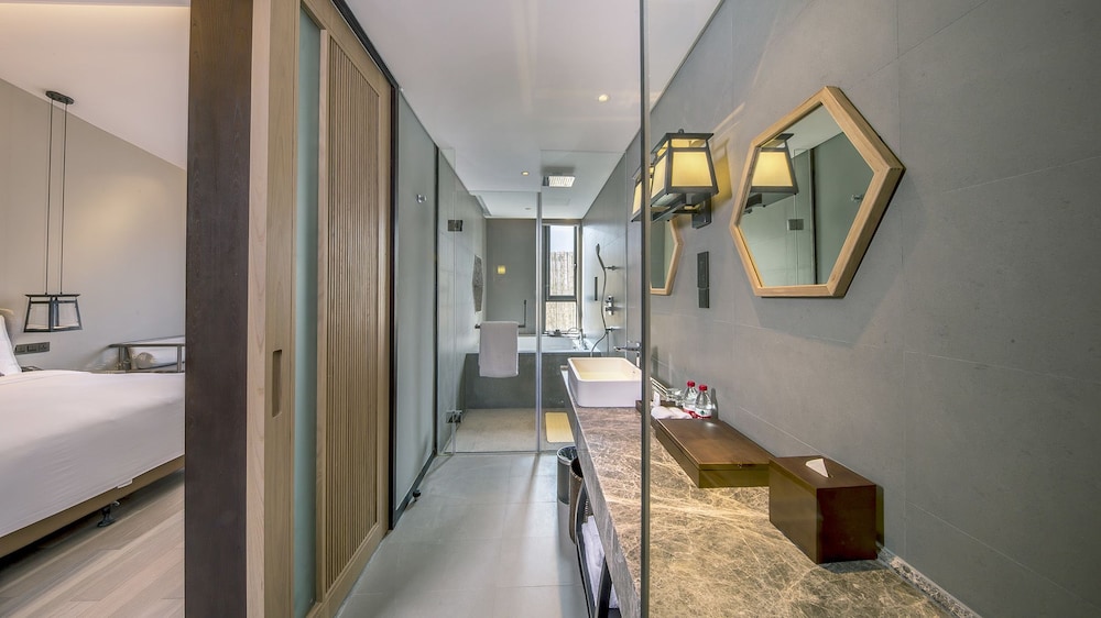 Deluxe King Room photo 2
