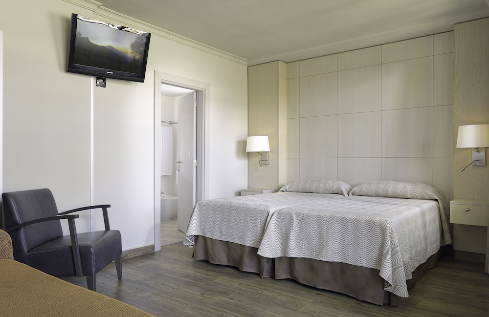 Double Room, Pool View (2 adults and 2 children) Double Room, Pool View (2 adults and 2 children)