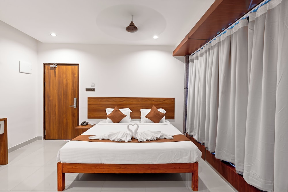 Deluxe Room - Photo 5