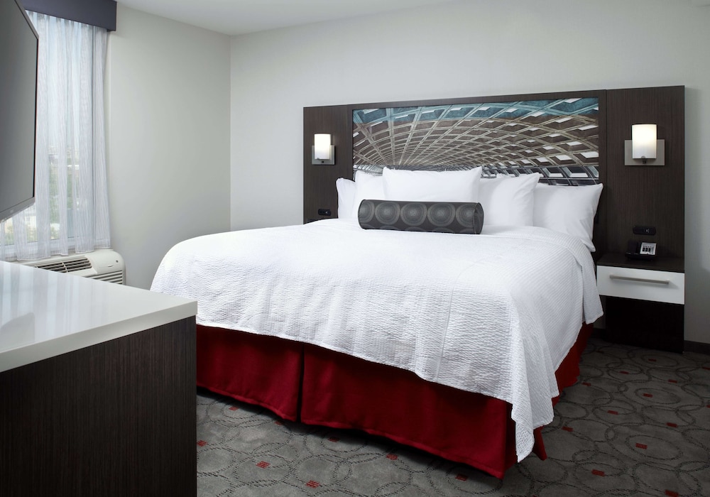 Suite, 1 King Bed with Sofa bed (One Bedroom) photo 3