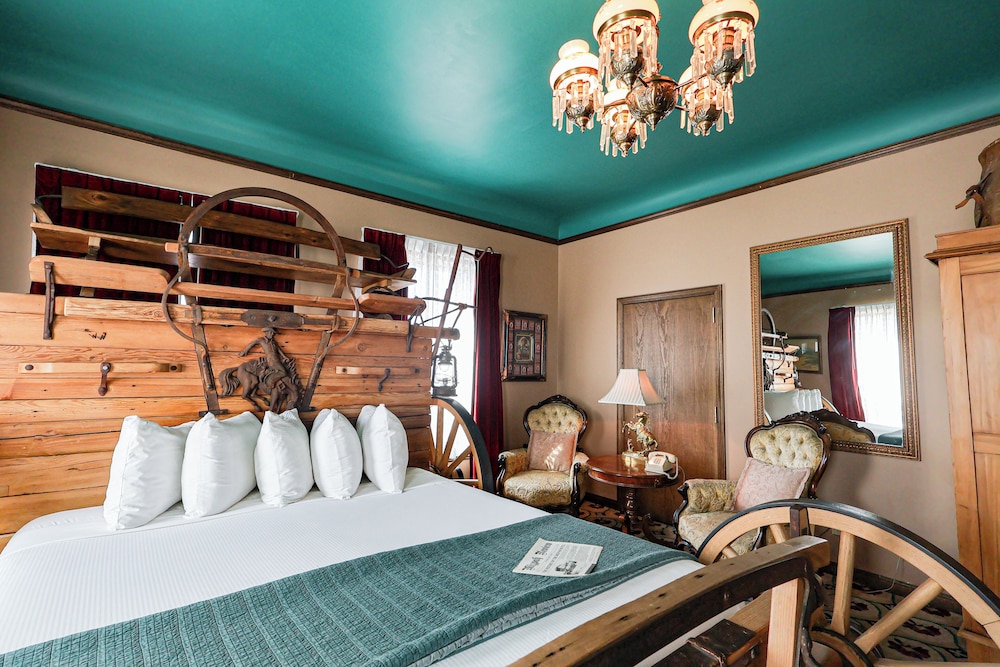 Signature Suite, 1 King Bed (Wagon Room) photo 3