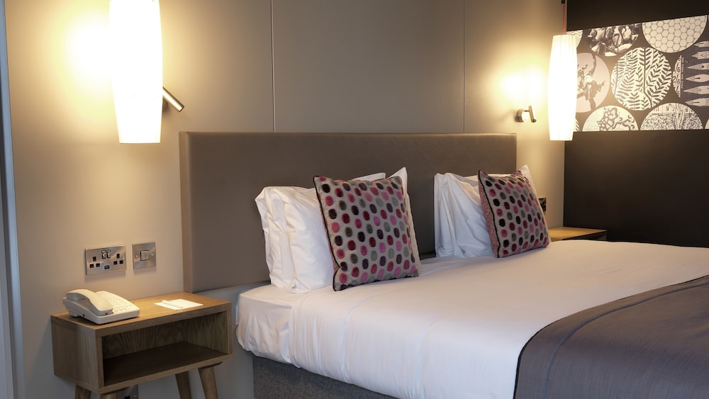 Premium Room, 1 King Bed, Club Lounge Access (Super King, Stratford View, Bath) - Photo 2