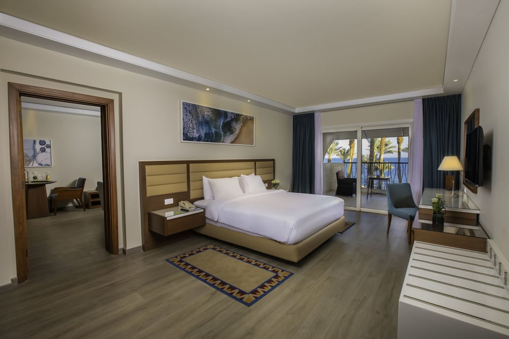 Room, 1 King Bed (Sea Front) - Photo 3