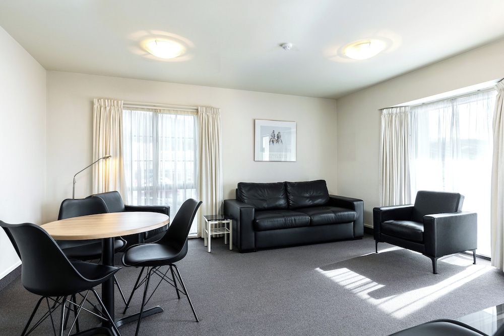 Luxury Apartment, 2 Queen Beds, Partial Ocean View photo 3