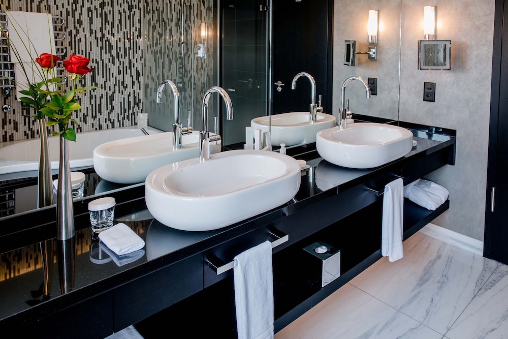 Boutique One Bedroom Suite - Photo 5