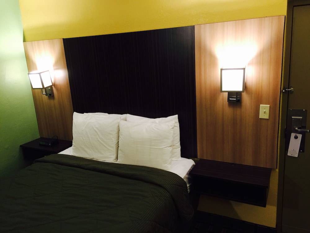 Standard Room, 1 Queen Bed, Non Smoking photo 1