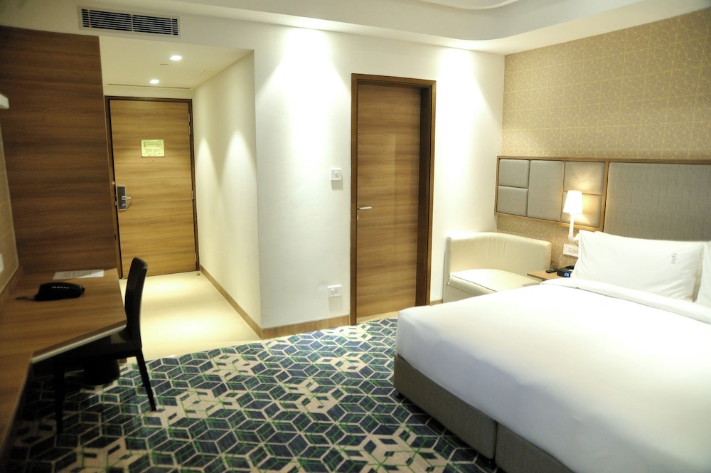 Premium Room, 1 King Bed, Balcony - Photo 2