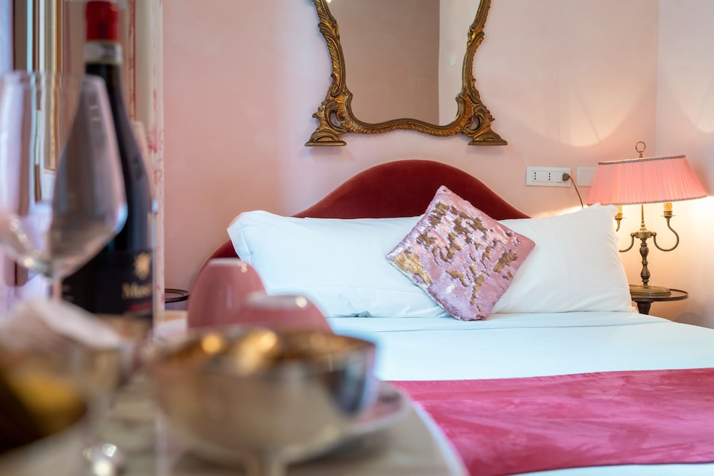 Classic Double Room, Ensuite photo 3