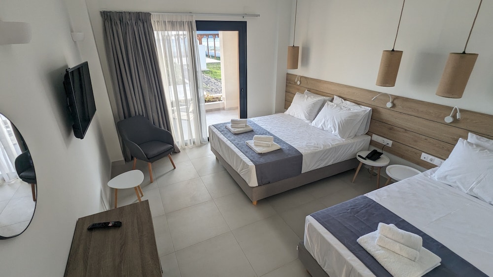Habitación Triple | Vista Deluxe de la Piscina y el Mar