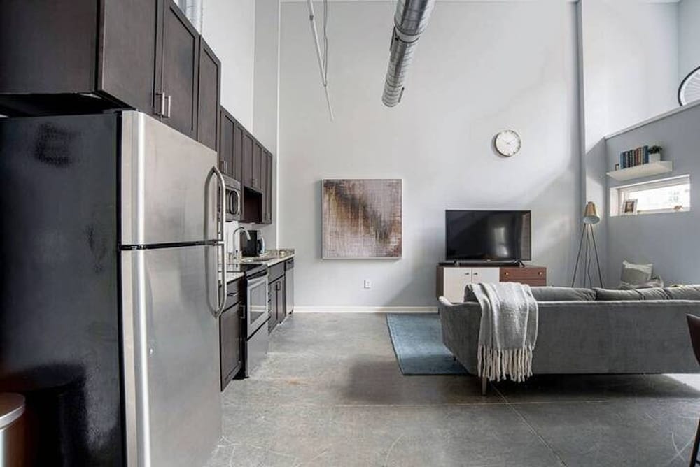 Cozysuites TWO Stylish Apts Monument Circle Indy, Photo 21
