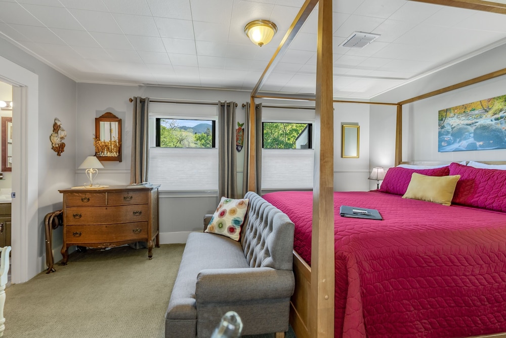 Ashland Creek (Deluxe Room, Private Bathroom, Garden View)