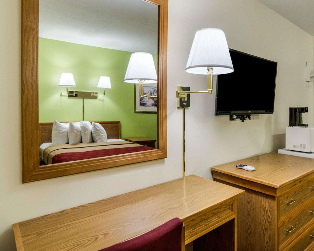 Standard Room, 1 Queen Bed, Non Smoking - Photo 6