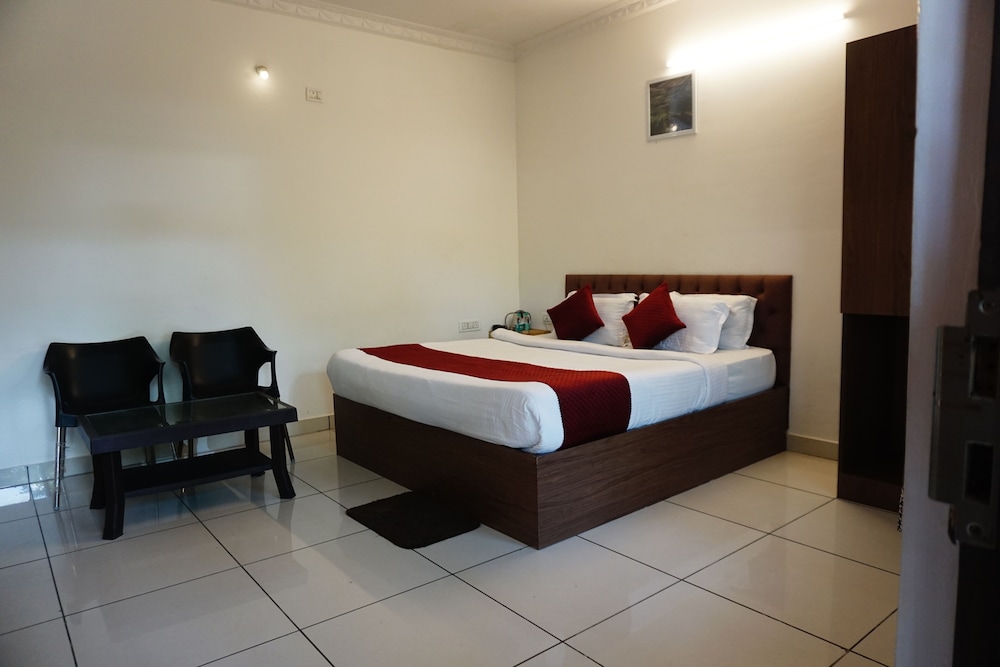 Standard Room, 1 King Bed, Non AC,  Private Bathroom, Garden View