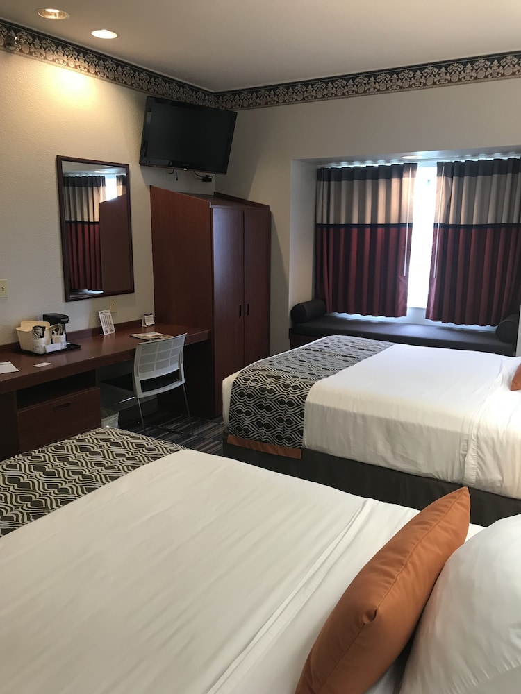Standard Room, 2 Queen Beds, Non Smoking - Photo 2