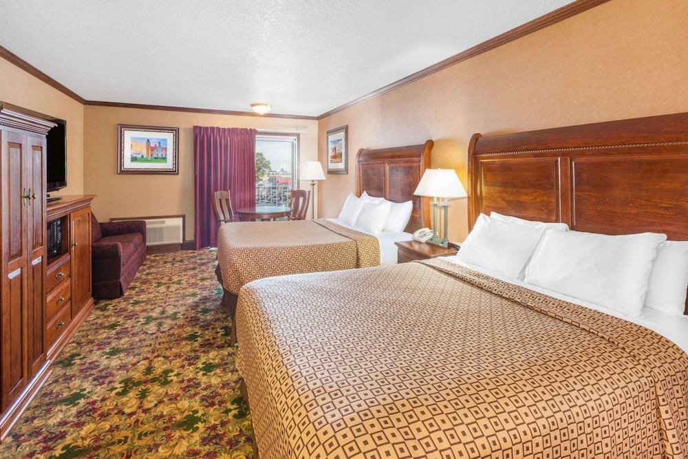Deluxe Room, 2 Queen Beds, Balcony, Lake View photo 2
