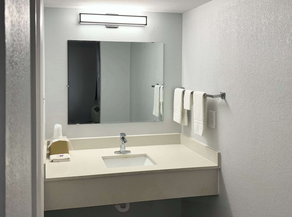 Standard Room, 1 King Bed, Non Smoking, Refrigerator & Microwave - Photo 6