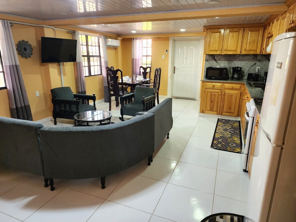 Luxury Apartment, 3 Bedrooms, Patio, Courtyard View photo 3
