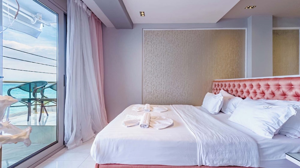 Sea View Suite with Indoor Jacuzzi photo 3