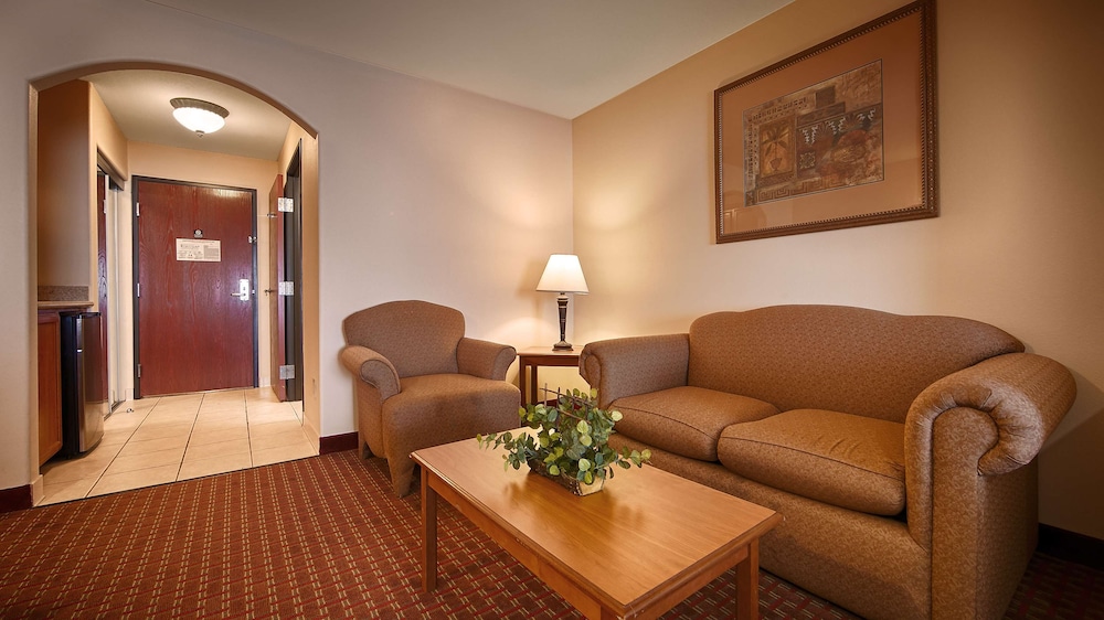 Suite, Multiple Beds, Non Smoking, Refrigerator & Microwave (Oversized Room) - Photo 1