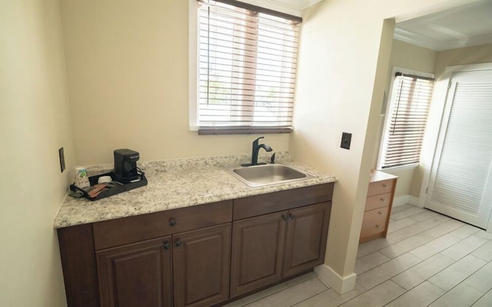Basic Apartment photo 2