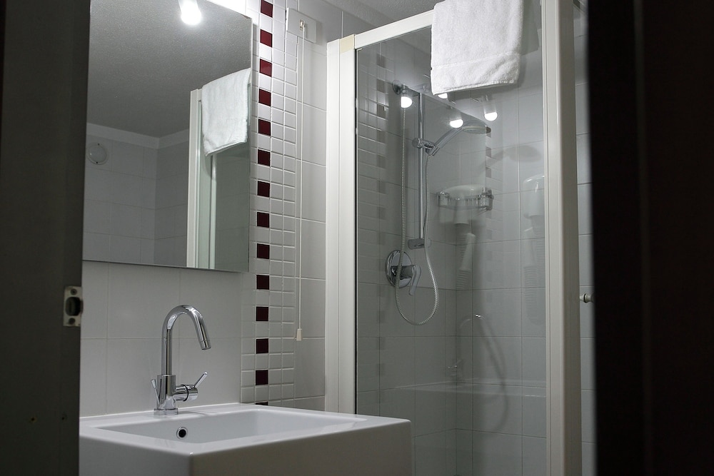 Standard Double or Twin Room - Photo 7