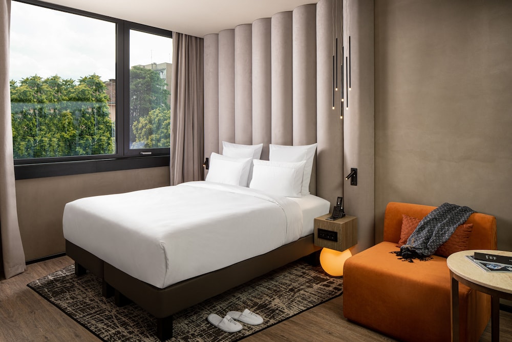 Deluxe Suite, 1 King Bed - Photo 1