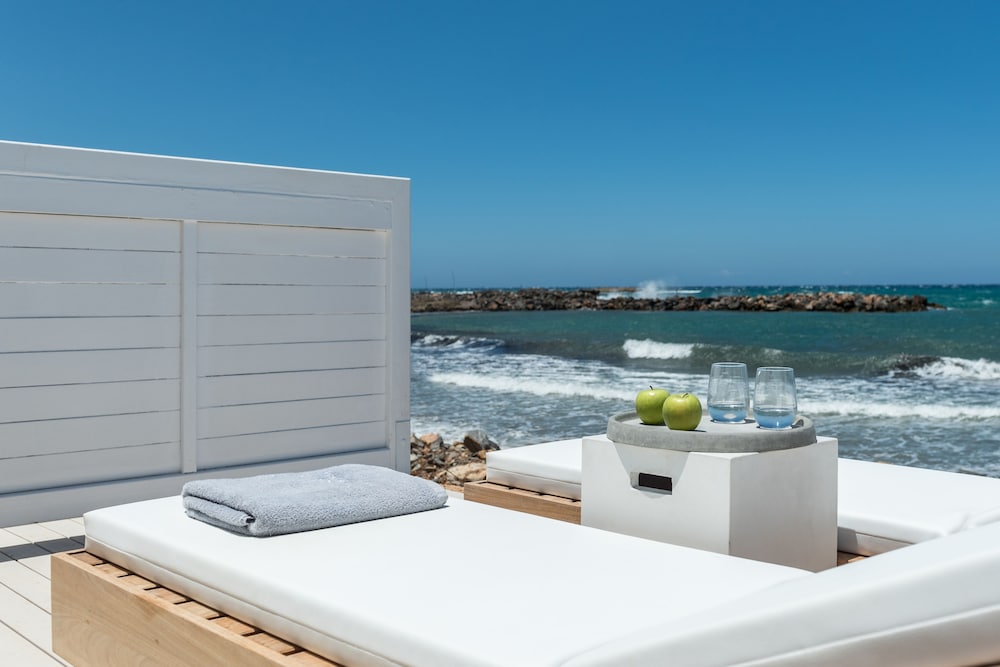 Island Suite Seafront with Private Heated Pool and Beach Access