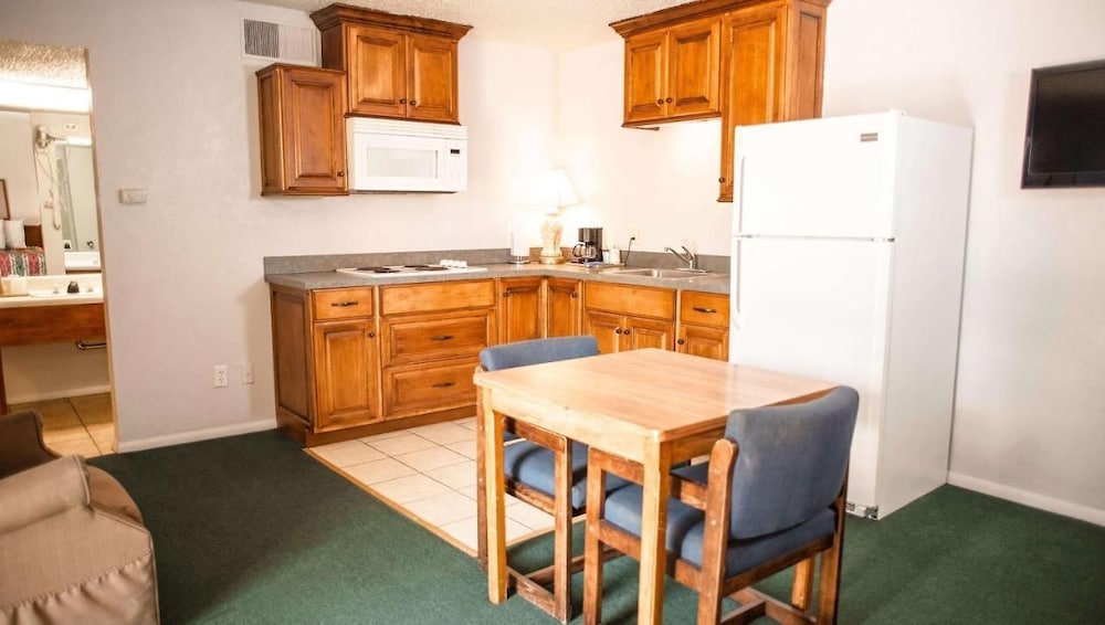 Deluxe Studio, 2 Queen Beds, Non Smoking, Kitchenette photo 1
