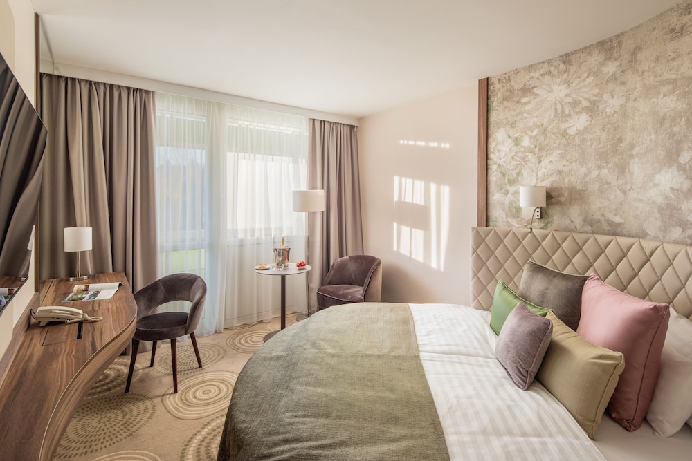Premium Room, Balcony (Round bed) thumbnail 6