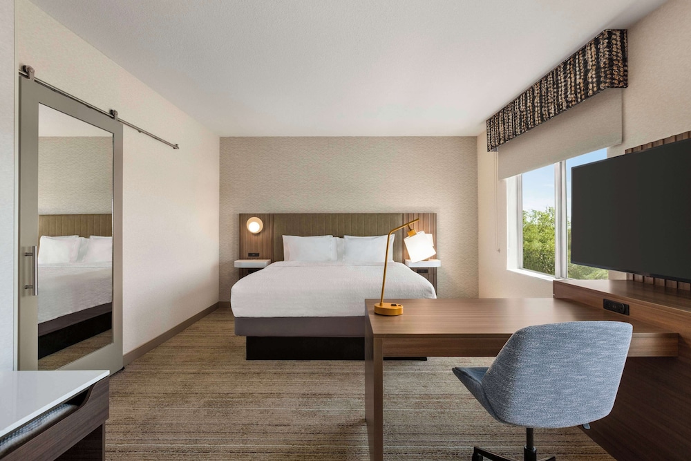 Studio, 1 King Bed, Refrigerator & Microwave (Wet bar)