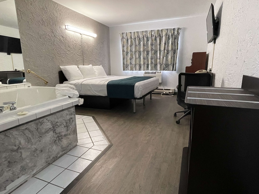 Deluxe Suite, 1 King Bed, Non Smoking, Hot Tub photo 3