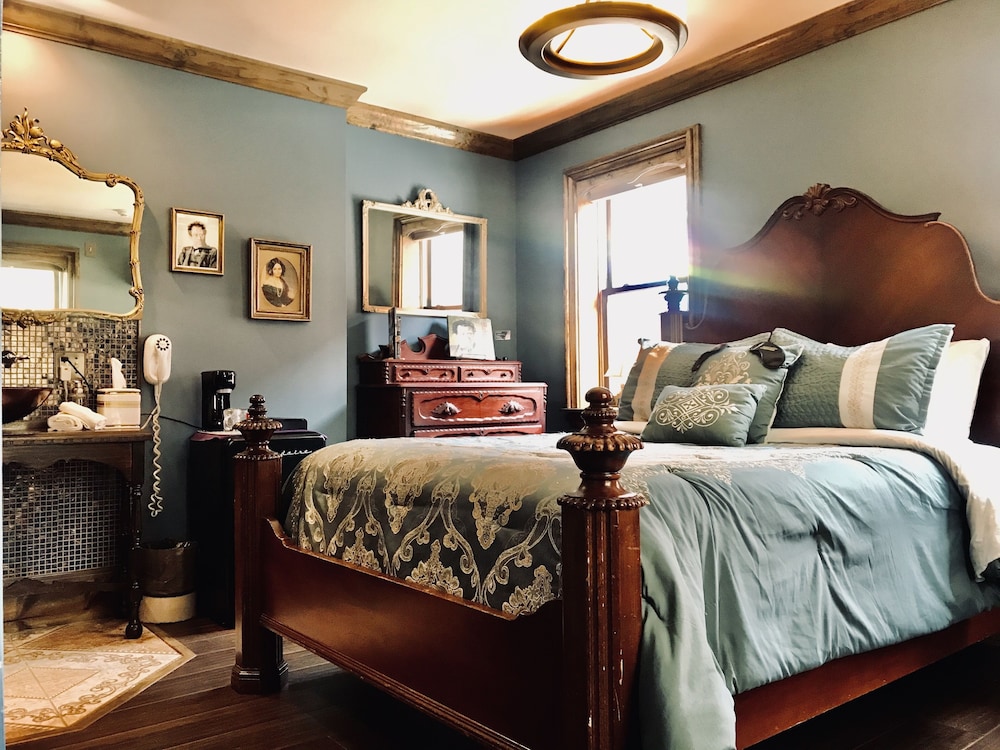 Deluxe Room, 1 Queen Bed, Non Smoking, Refrigerator (Mahler) photo 1