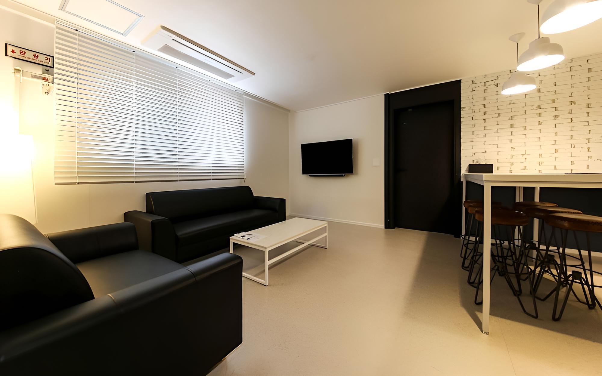Room (Family Room B (bidet/hotel bedding/hi) - Photo 3