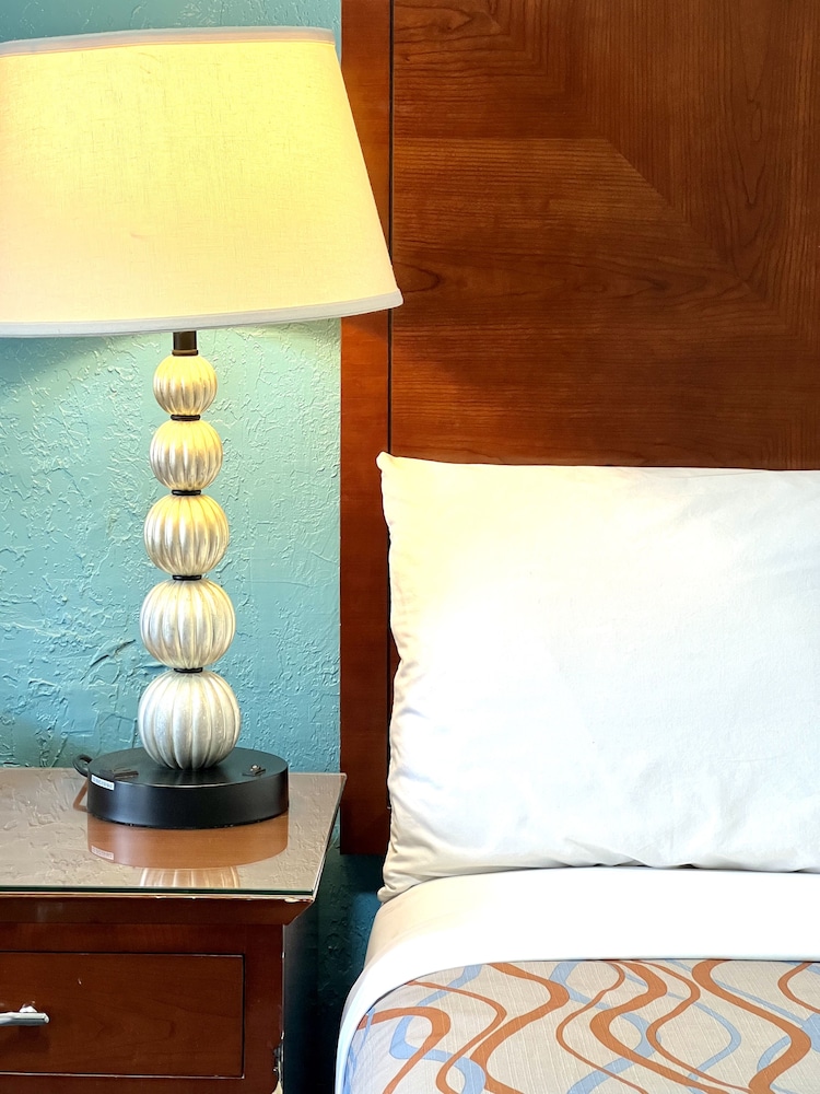 Deluxe Room, 1 King Bed photo 1