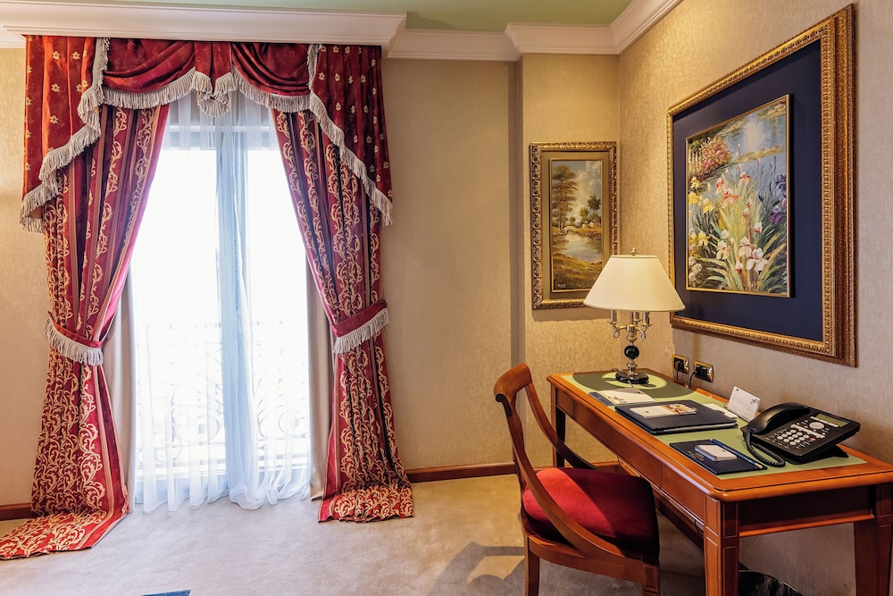 Executive Suite - Photo 2