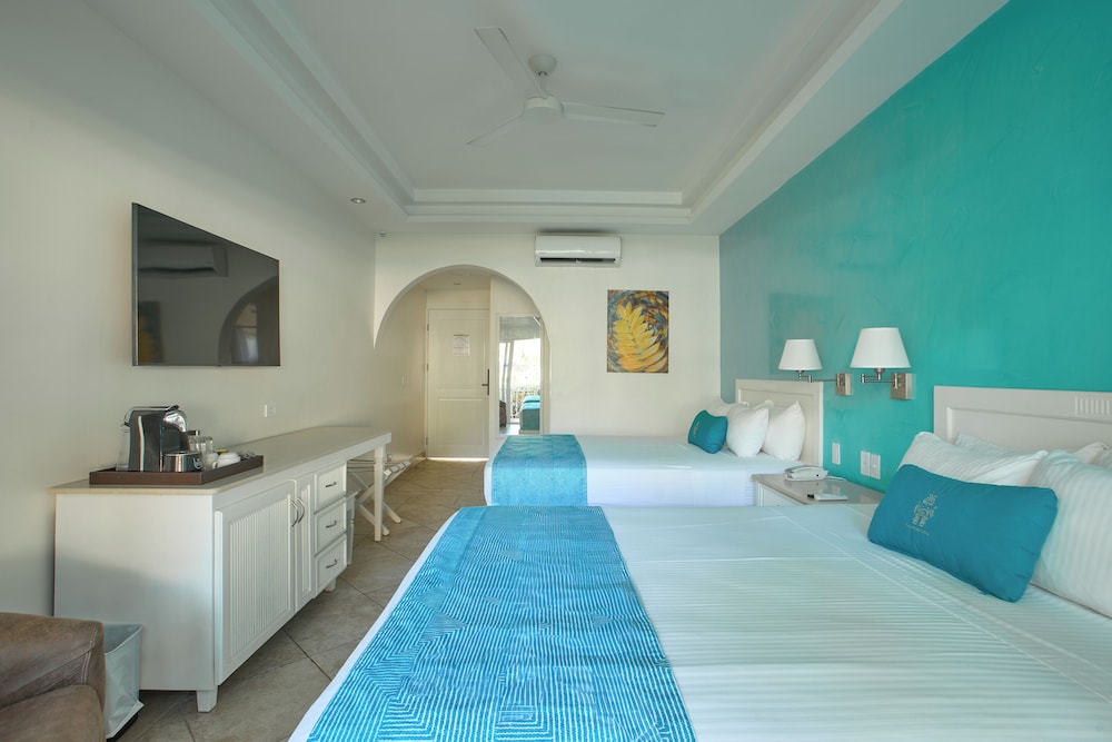 Family Pool View Queen Beds - Photo 2
