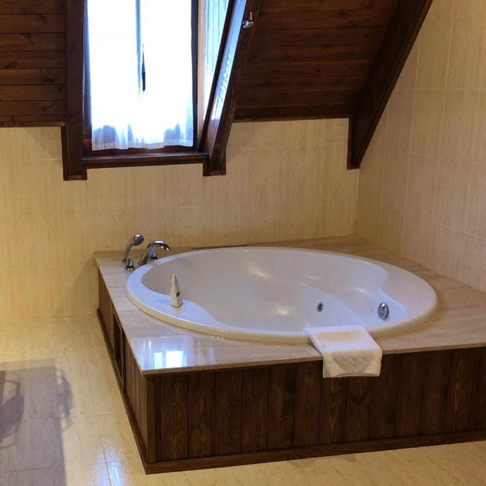 Junior Suite, Jetted Tub - Photo 3