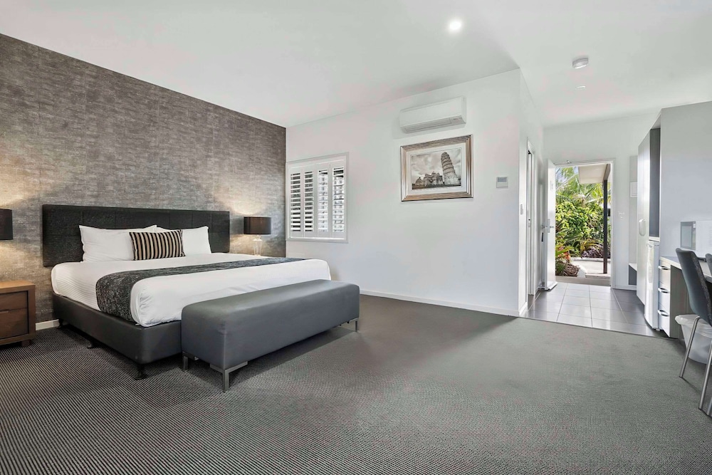 Standard Room, 1 King Bed, Non Smoking, Jetted Tub photo 3