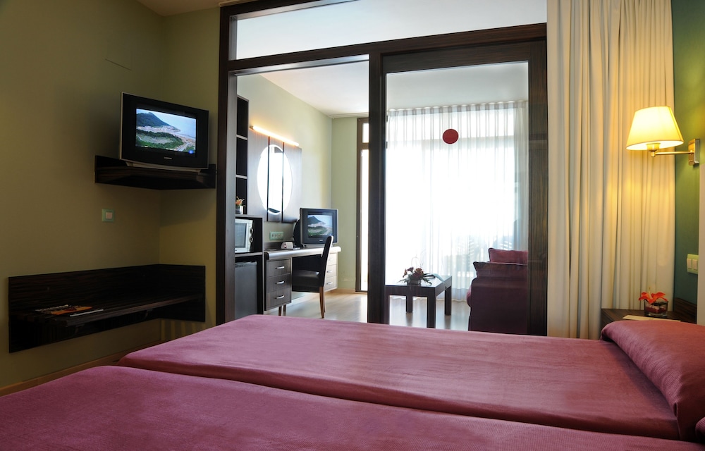 Double or Twin Room (2 Adults + 2 Children) photo 2