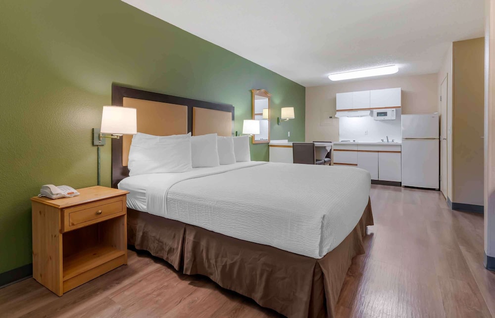 Deluxe Studio, 1 King Bed With Sofa Bed, Non Smoking - Photo 1