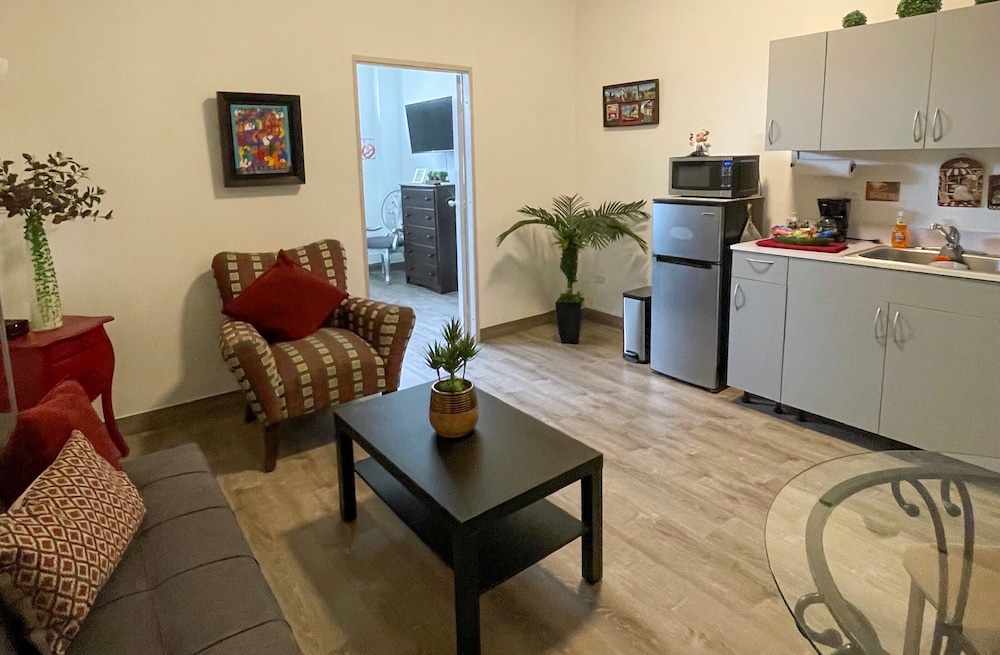 Suite #31 (With Balcony) photo 2