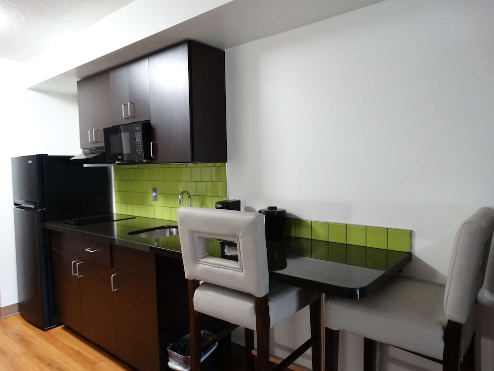 Standard Room, 1 King Bed, Non Smoking, Jetted Tub (Full Kitchen) photo 3