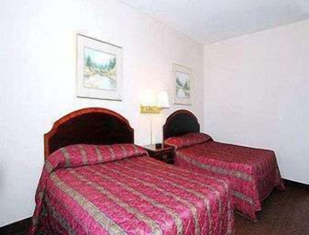 Room, 2 Queen Beds - Photo 15
