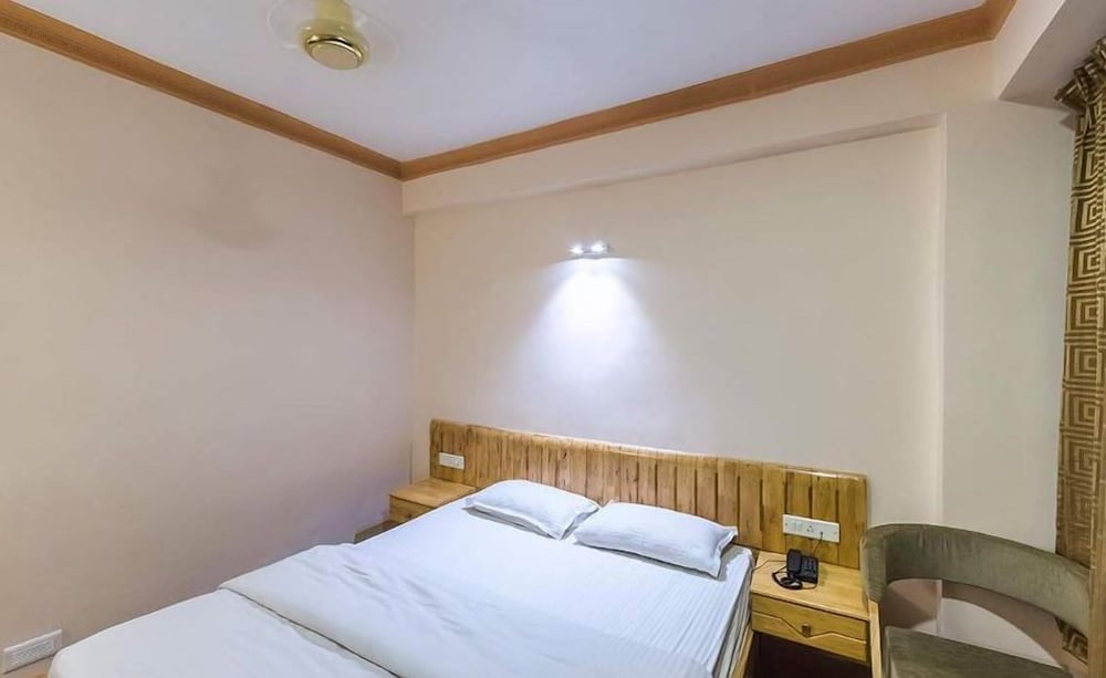 Deluxe Room, 1 Queen Bed, Refrigerator, Garden View photo 1