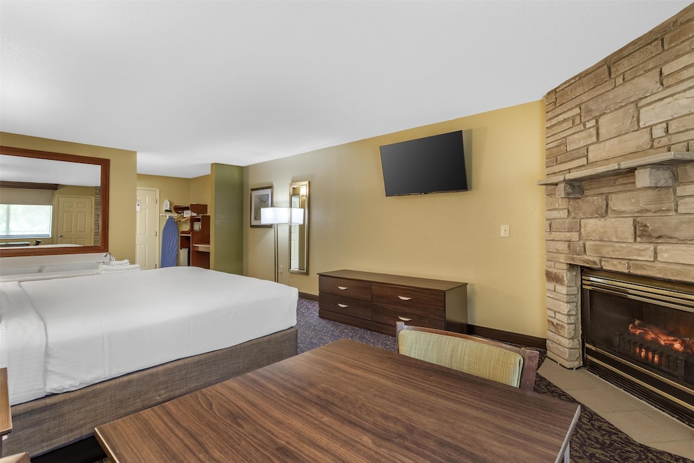 Standard Room, 1 King Bed, Non Smoking, Jetted Tub photo 2