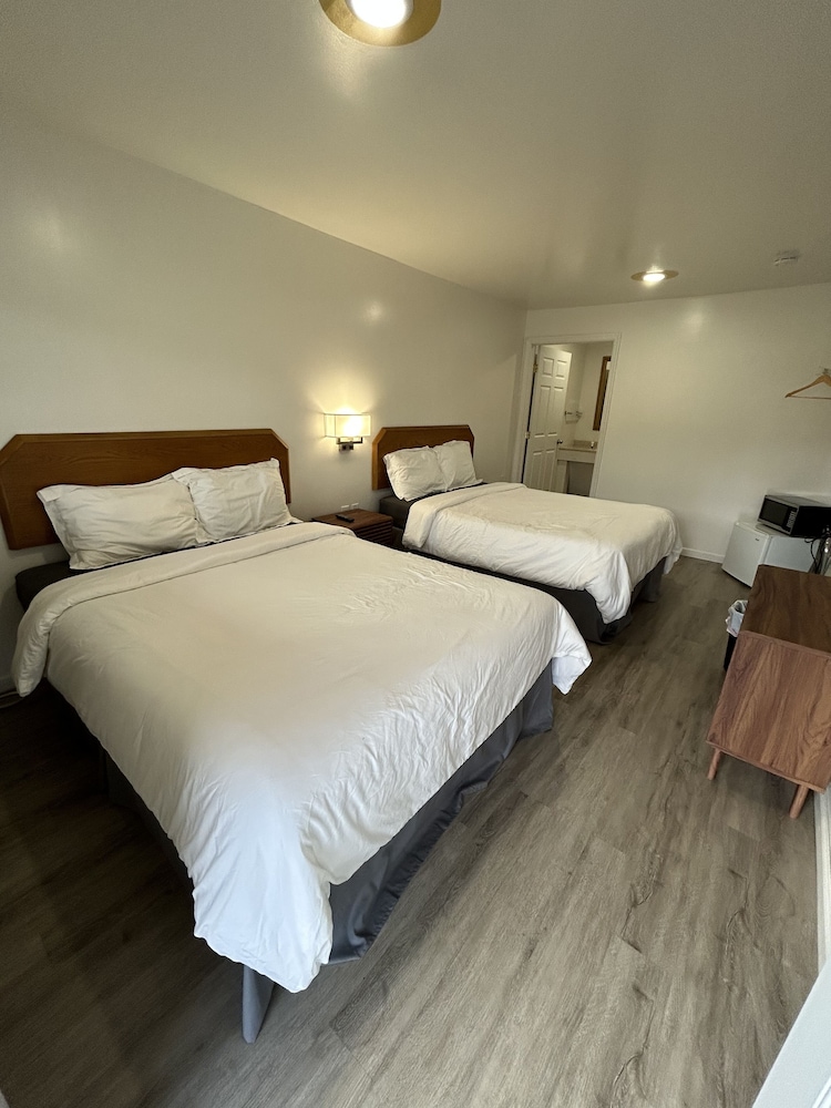Standard Room, 2 Queen Beds photo 1