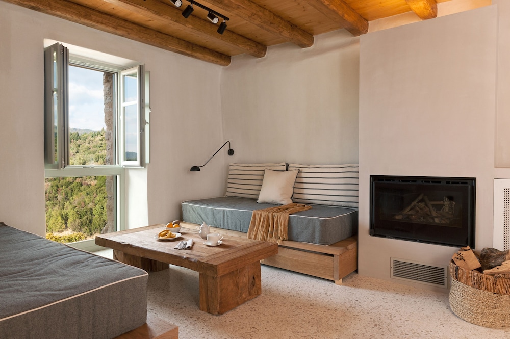 Ruga Suite With Mountain View & Fireplace