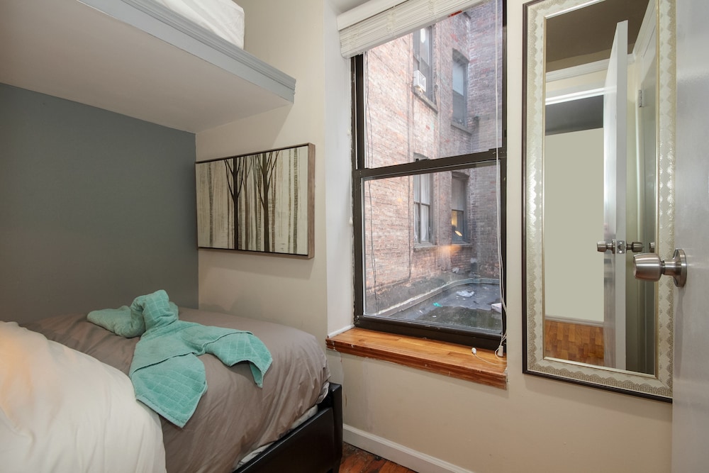 City Apartment, 2 Bedrooms photo 3